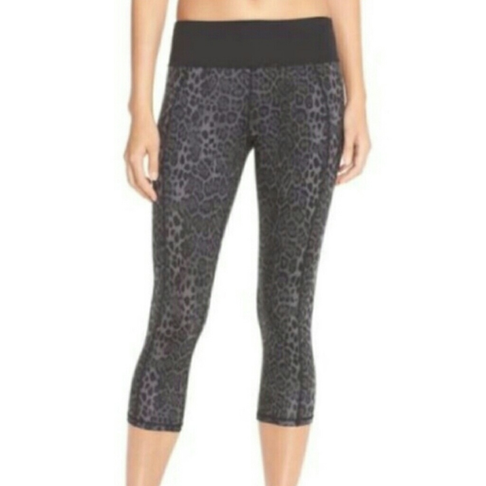 Betsey Johnson size M cheetah cropped leggings
